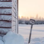 Lawinenschaufel im Schnee