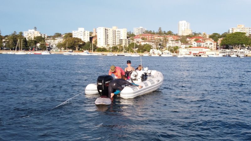 Eine Familie fährt mit einem Schlauchboot ohne Schlauchbootleiter