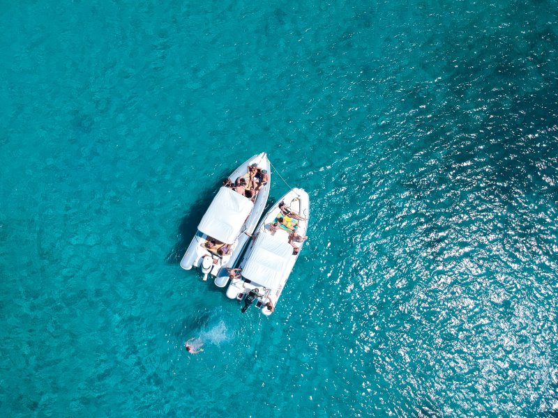 Schlauchboote im Wasser mit Schlauchbootleiter