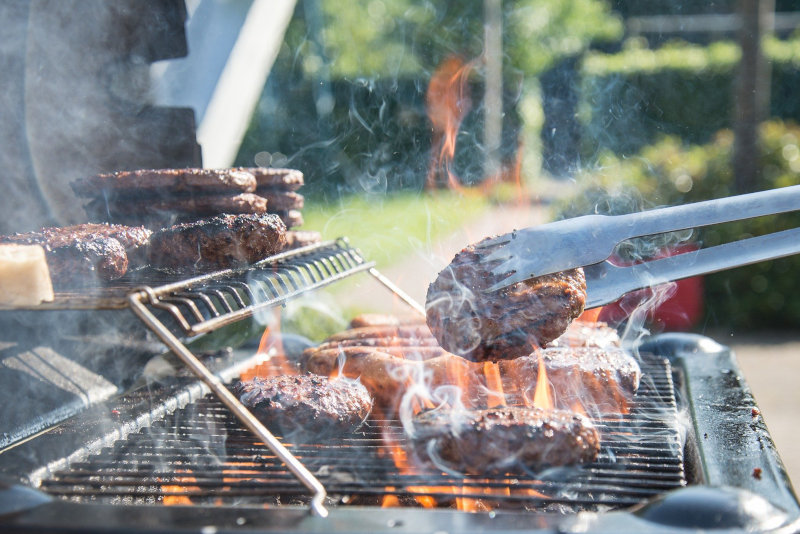 Grillen mit Grillzange und Grillhandschuhen