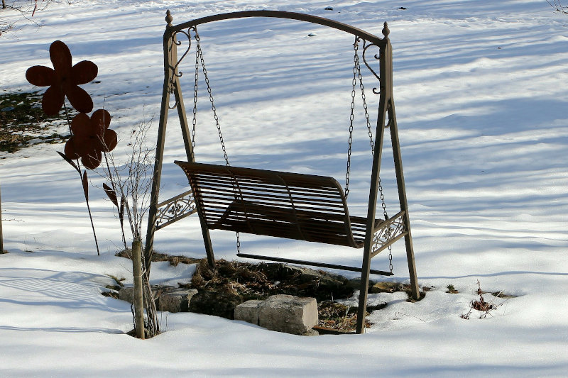 Hollywoodschaukel im WInter ohne Abdeckung