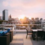 Loungemöbel auf einer Terrasse im Sommer