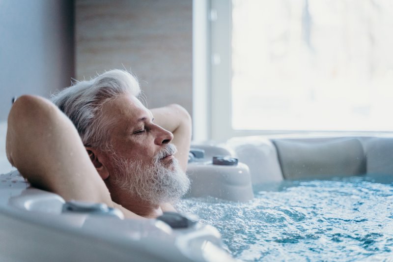 Mann entspannt im Jacuzzi