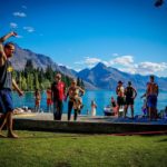 Man balanciert auf Slackline