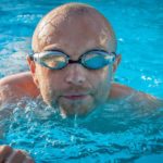 Mann mit verspiegelter Schwimmbrille