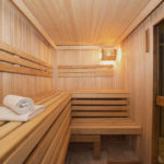 Sauna in der Saunatücher liegen