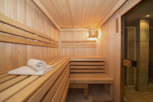 Sauna in der Saunatücher liegen