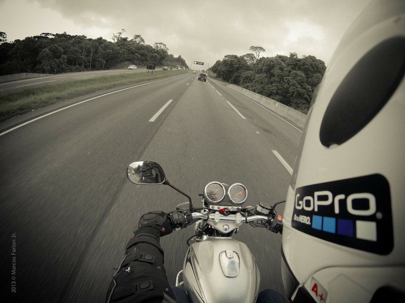 Eine GoPro ist an einem Motorradhelm befestigt