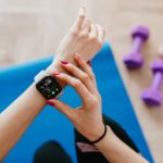 Frauen Arm mit einem Activity Tracker beim Fitness