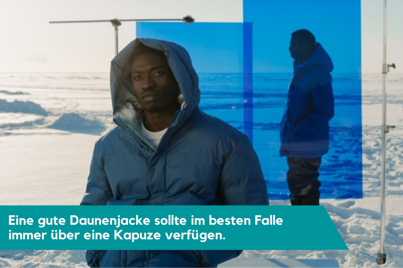 Zwei Herren tragen eine Daunenjacke