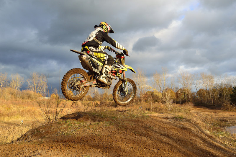 Enduro Klapphelm auf dem Gelände