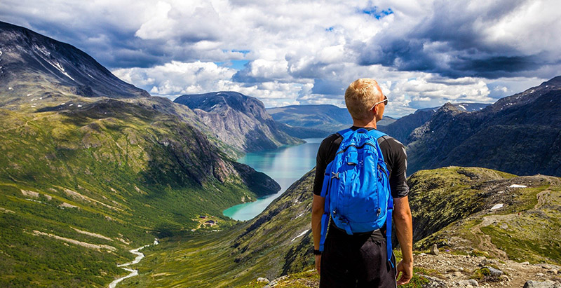 Mann wandert mit faltbarem Rucksack