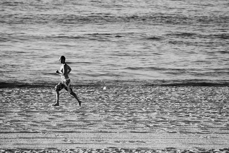 Jogger am Strand mit GPS-Uhr