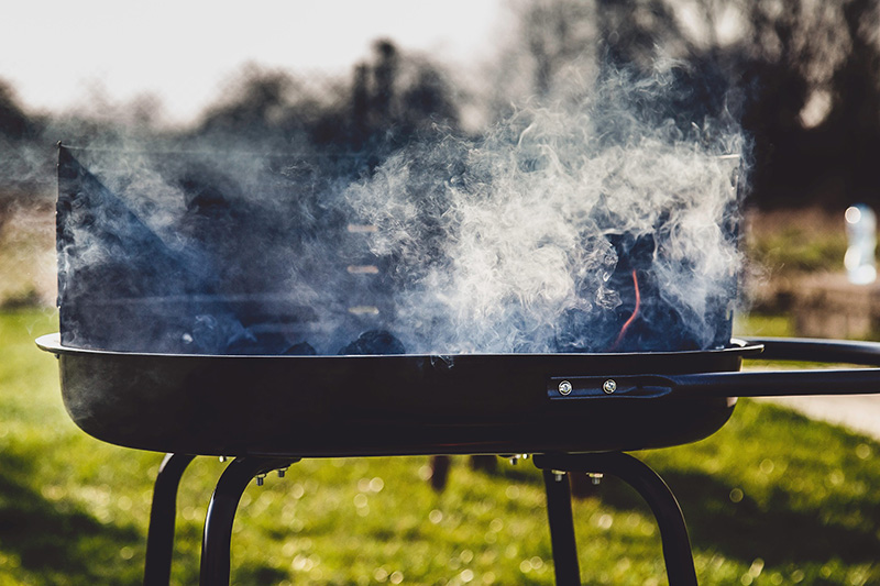 Rauchender Grill im Garten