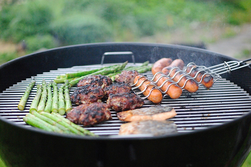 Bratgut auf Grillrost im Garten