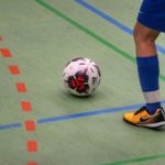 Hallenfußballschuhe mit einem Fußball