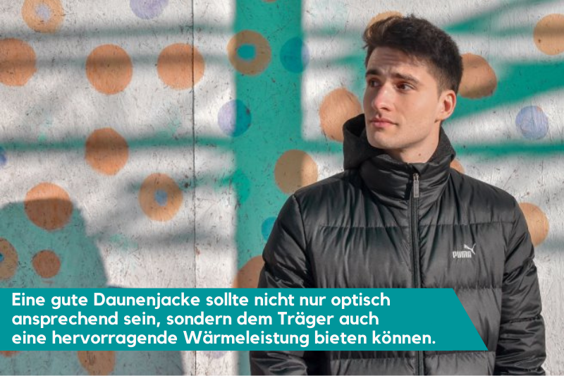 Model hat eine Daunenjacke für Herren an