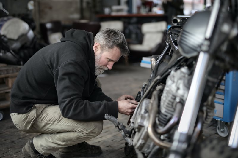 Ein Mechaniker arbeitet an einem Motorrad