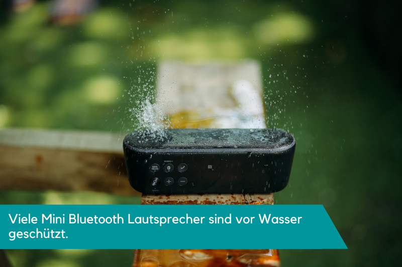 Mini Bluetooth Lautsprecher wird auf Wasserdichte getestet