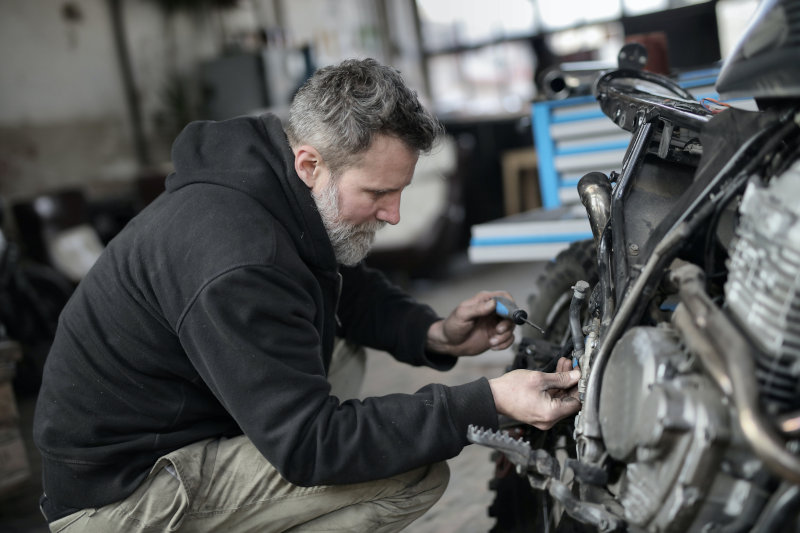 Eine Person montiert eine Motorrad Alarmanlage