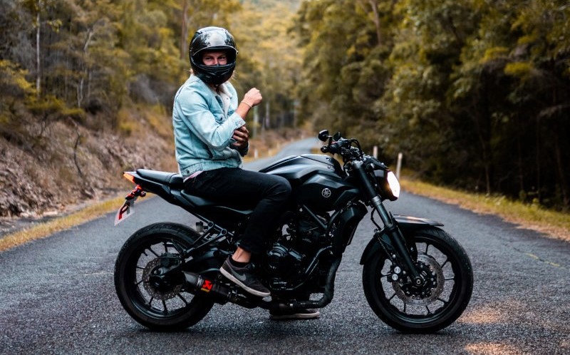 Motorradfahrer mit Motorrad Klapphelm