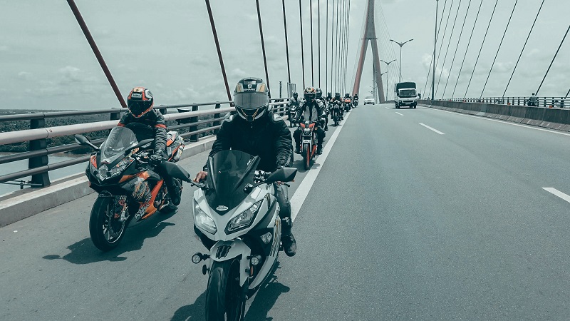 viele Motorraeder auf langer Bruecke