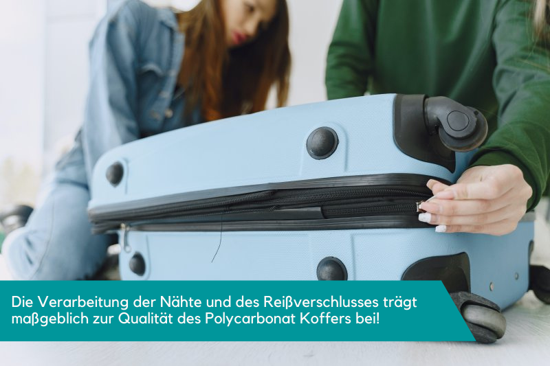 Zwei Frauen schließen Reißverschluss eines Polycarbonat Koffers