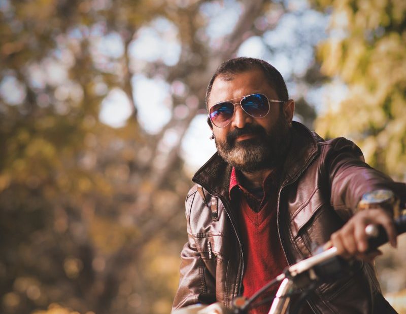 Mann mit Lederjacke auf Motorrad