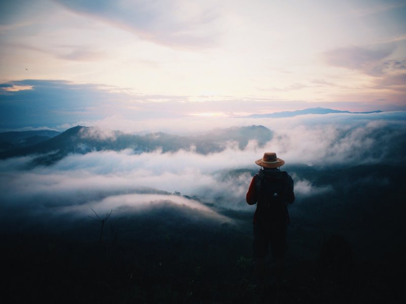 Ein Wanderer, ausgestattet mit einem großen Sonnenhut.