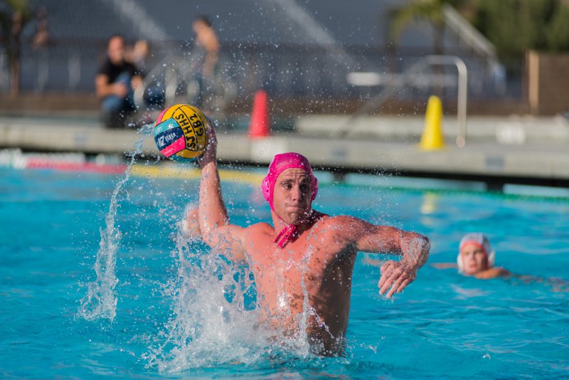 Wasserball Sportler im Schwimmbecken