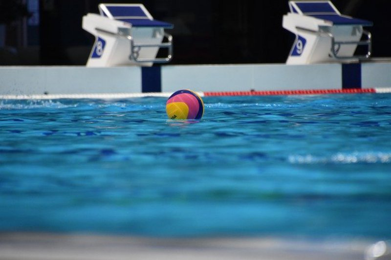 Wasserball auf Wasser im Schwimmbecken