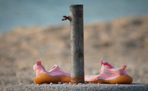 Wasserschuhe, die neben einer Stange stehen