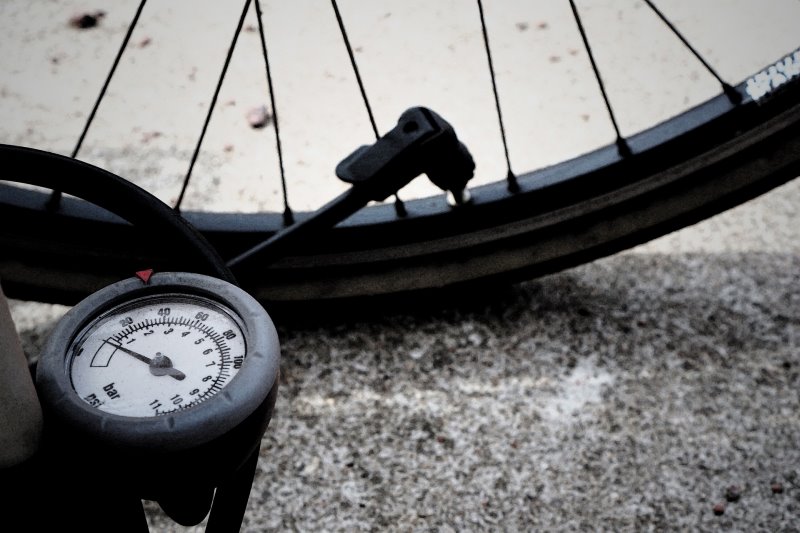 Nahaufnahme einer Fahrradpumpe am Reifen