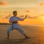 Karateka macht eine Kata im Sonnenuntergnag