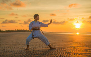 Karateka macht eine Kata im Sonnenuntergnag