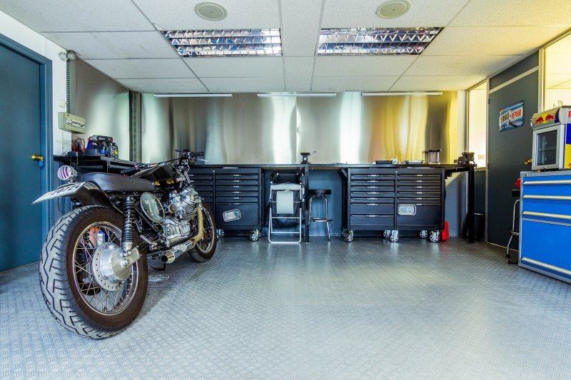 Eine Garage mit einem Motorrad 