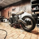 Motorrad in einer Garage