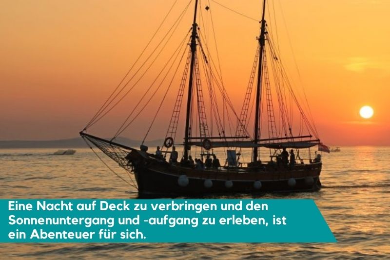 Segelschiff auf dem Meer mit dem Sonnenuntergang