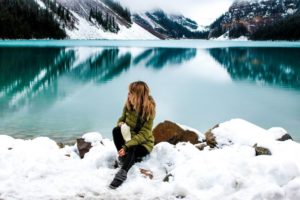 Frau an Lake Louise