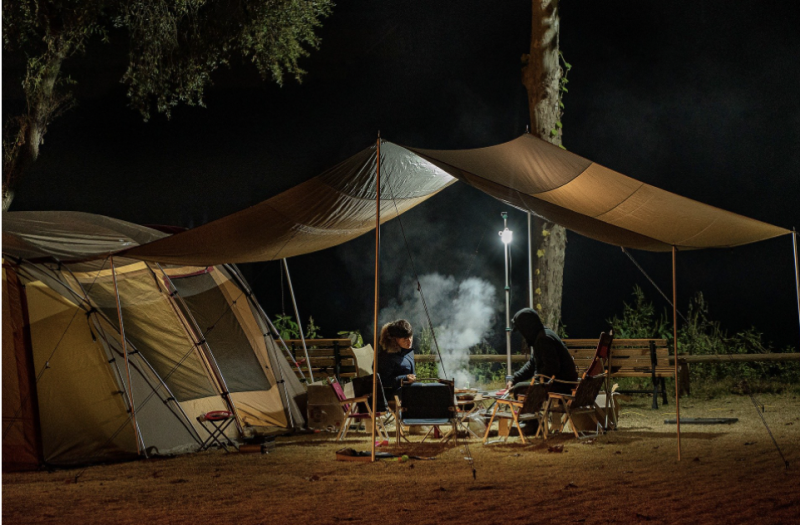 Menschen beim Campen