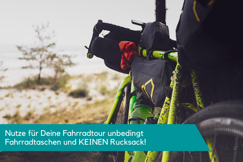 Fahrrad mit verschiedenen Packtaschen