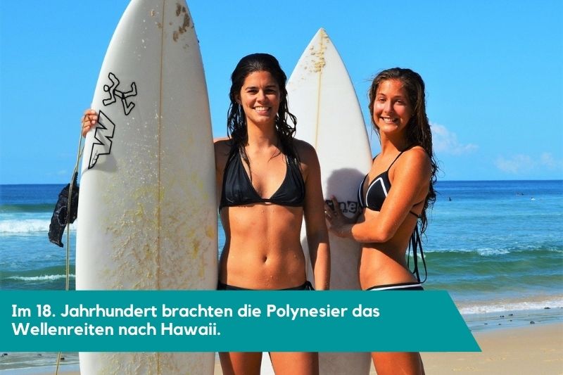 Frauen im Surfbikini und Surfborad im Surfurlaub