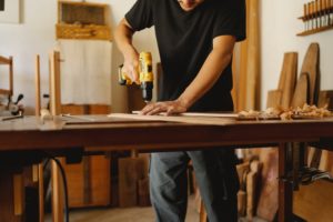 Handwerker baut Fahrradgarage