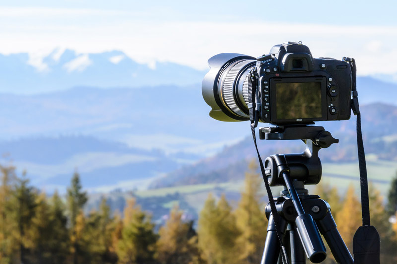 Kamera die auf die Berglandschaft gerichtet ist