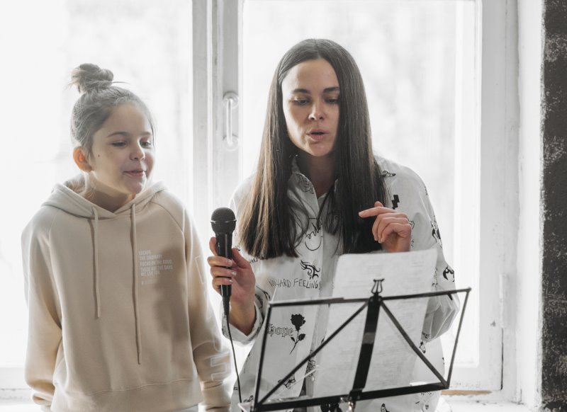 Mutter und Tochter singen gemeinsam