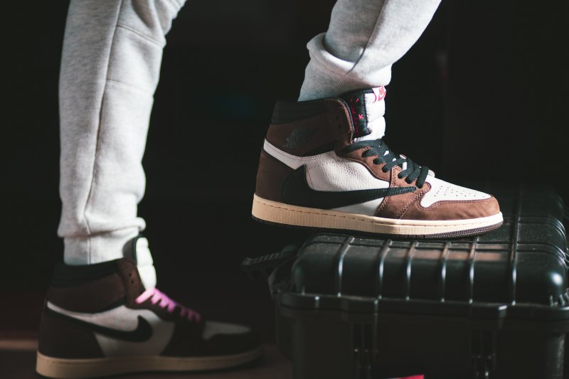 Limitierte Sneaker aus der Kollaboration von Nike Jordan 1 und Travis Scott mit seinem USP Cactus Jack