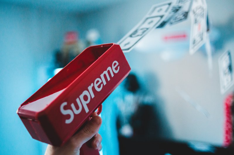 Supreme Money Gun Accessoire Sammlerstück mit Dollar Scheinen 