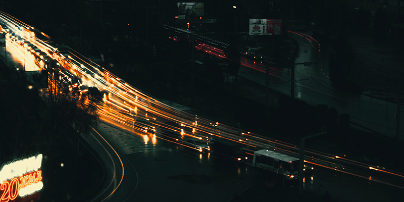 Straße bei Nacht