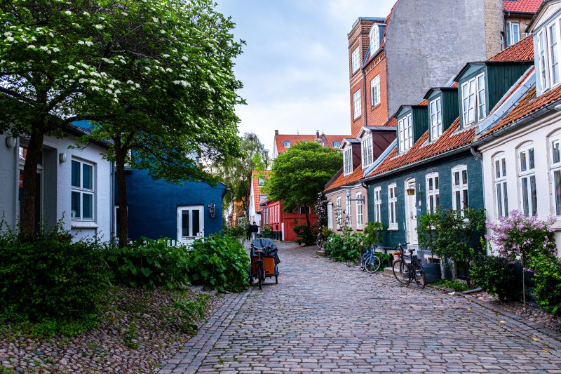 Straße mit bunten Häusern 