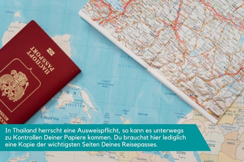 Weltkarte und Reisepass für die Packliste